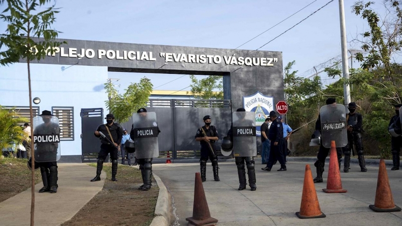 Imagen de archivo.  Varios agentes antidisturbios en las afueras de la Dirección de Auxilio Judicial Complejo Policial Evaristo Vásquez, en Managua.