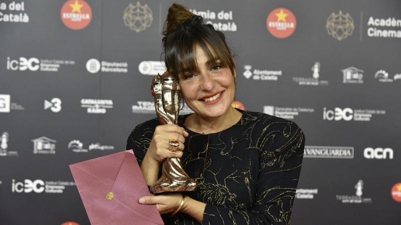 La actriz Candela Peña premiada por 'La Boda de Rosa', durante la gala de entrega de los Premios Gaudí, en el Auditorio del Fòrum-CCIB, en Barcelona, Catalunya (España), a 21 de marzo de 2021.