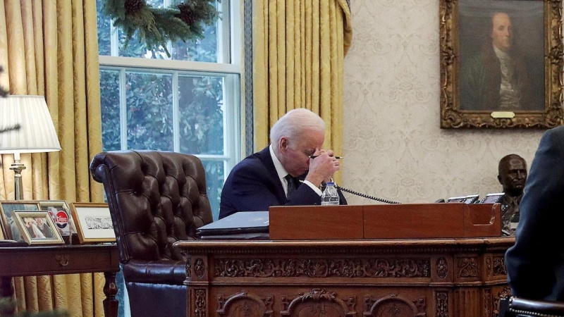 El presidente de Estados Unidos, Joe Biden, habla por teléfono con su homólogo en Ucrania, Volodymyr Zelenskiy, en la Oficina Oval de la Casa Blanca en Washington, a 9 de diciembre de 2021.