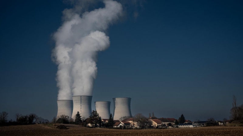 Una fotografía muestra el humo que sale de la planta de energía nuclear de Bugey el 25 de enero de 2022 en Saint-Vulbas, Francia.