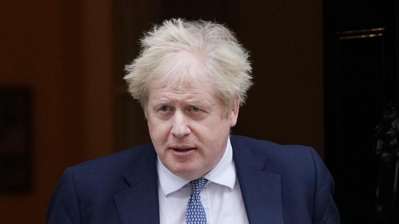 02/02/2022-El primer ministro del Reino Unido, Boris Johnson, frente al número 10 de Downing Street, Londres.