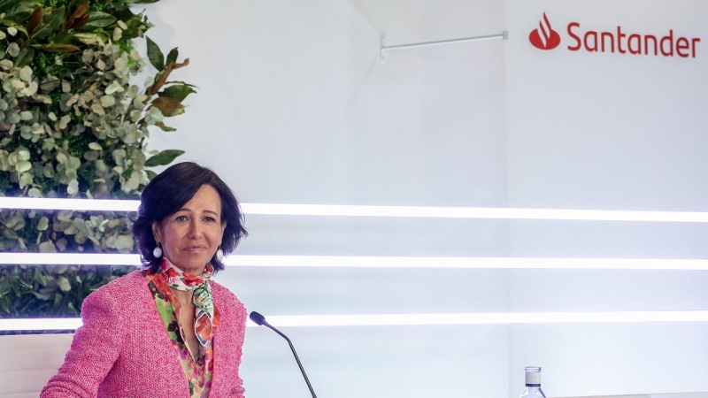 La presidenta del Banco Santander, Ana Botín, en la rueda de prensa para presentar los resultados de la entidad en 2021, en la Ciudad Financiera de Boadilla del Monte. E.P./Ricardo Rubio