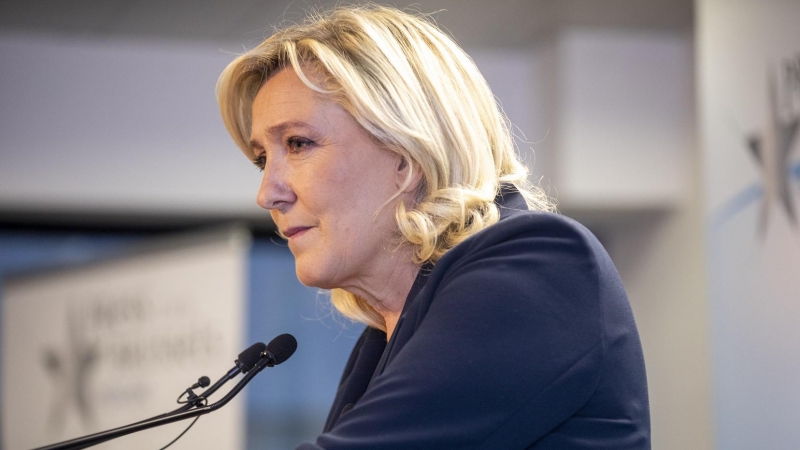 2/2/22-La líder de extrema derecha francesa Marine le Pen habla durante una conferencia de prensa en Bruselas, Bélgica (22/10/2021).