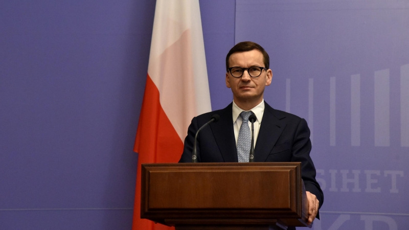 2/2/22-El primer ministro polaco Mateusz Jakub Morawiecki celebra una conferencia de prensa conjunta con el primer ministro ucraniano Denys Shmyhal en Kiev (01/02/2022).