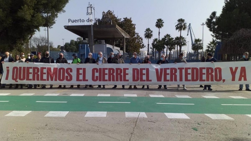 Concentración en el puerto de Sevilla contra el vertedero de Nerva.