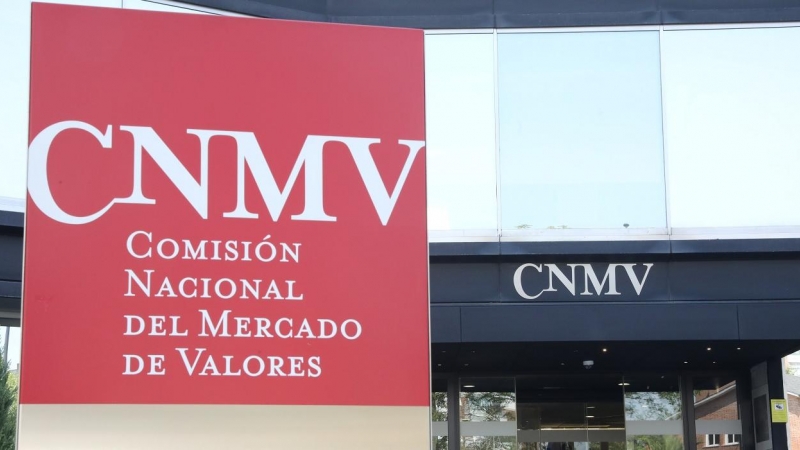 Cartel a la entrada del edificio de la Comisión Nacional del Mercado de Valores (CNMV) en Madrid. E.P./Marta Fernández