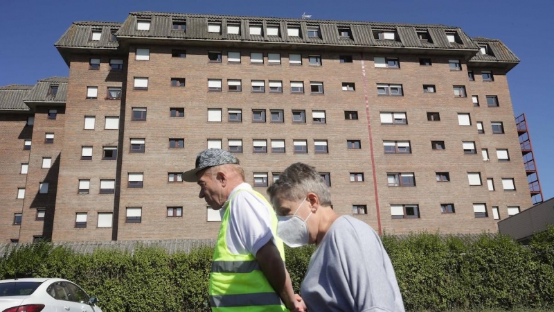 Dos ancianos pasean frente a la residencia de Las Gándaras, la mayor de Lugo, después de contabilizar un total de 49 positivos, a 17 de agosto de 2021, en Lugo.