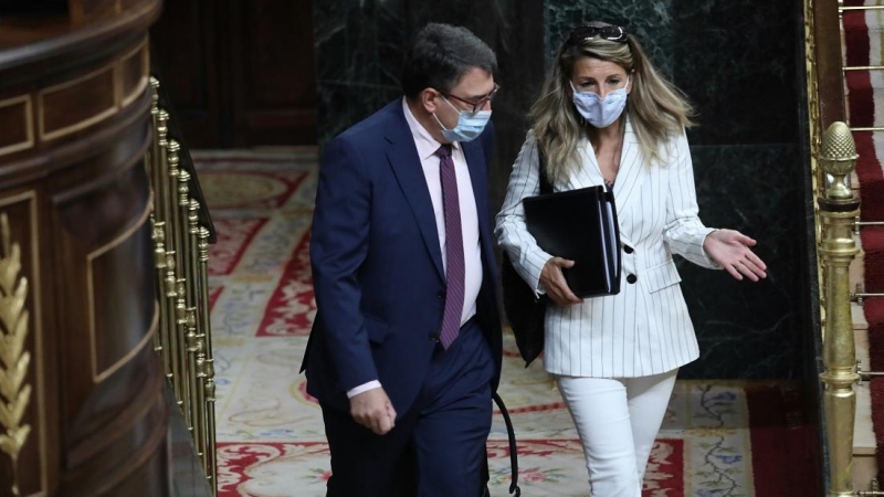 El portavoz del PNV en el Congreso de los Diputados, Aitor Esteban, habla con la ministra de Trabajo, Yolanda Díaz, tras una sesión plenaria en el Congreso, en Madrid (España), a 29 de julio de 2020.