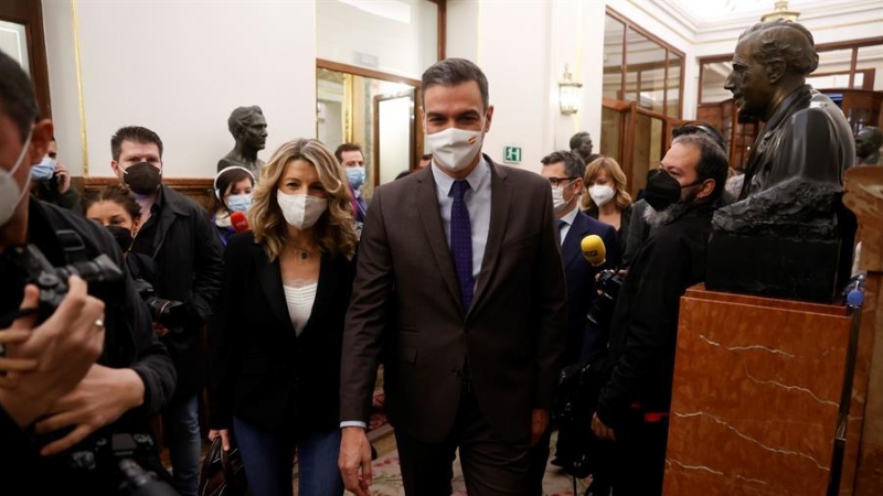 03/02/2022.- El presidente del Gobierno, Pedro Sánchez (d) junto a la ministra de Trabajo, Yolanda Díaz (i) a su llegada al pleno del Congreso de los Diputados que debate y vota este jueves la convalidación de la reforma laboral pactada entre Gobierno y a