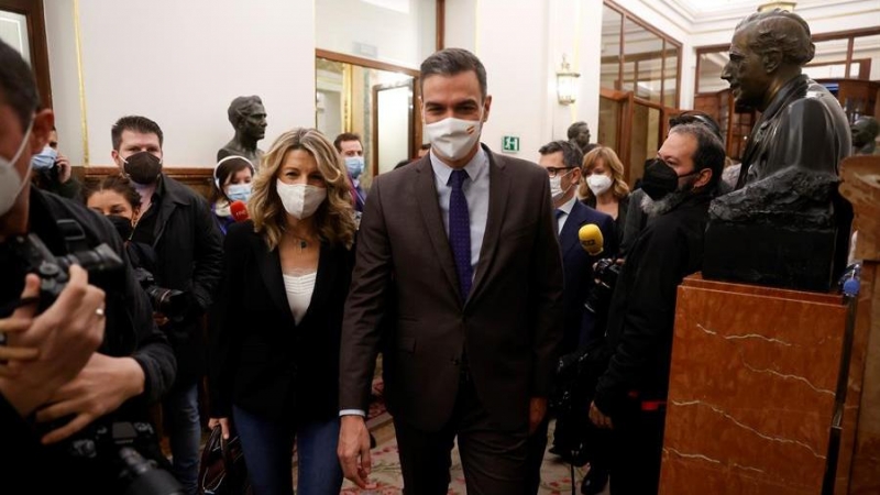 03/02/2022.- El presidente del Gobierno, Pedro Sánchez (d) junto a la ministra de Trabajo, Yolanda Díaz (i) a su llegada al pleno del Congreso de los Diputados que debate y vota este jueves la convalidación de la reforma laboral pactada entre Gobierno y a