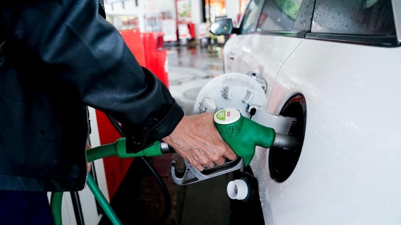 3/2/22-Una mujer pone gasolina a su vehículo en una gasolinera, a 17 de junio, en Madrid, (España).