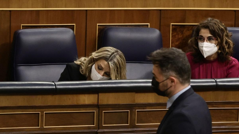 03/02/2022.- El portavoz de ERC en el Congreso, Gabriel Rufián, pasa por delante de la vicepresidenta segunda del Gobierno, Yolanda Díaz,  en el pleno del Congreso de este jueves. Eduardo Parra / Europa Press