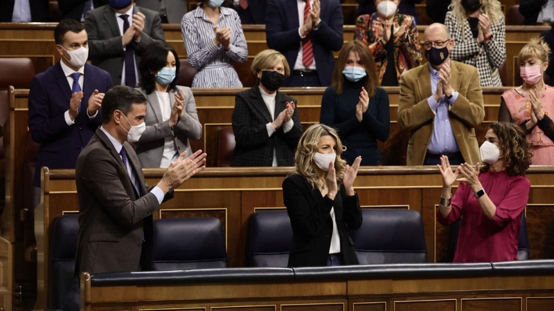 03/02/2022.- La ministra de Trabajo, Yolanda Díaz, es aplaudida por la bancada socialista tras su intervención en el pleno del Congreso de este jueves. Eduardo Parra / Europa Press