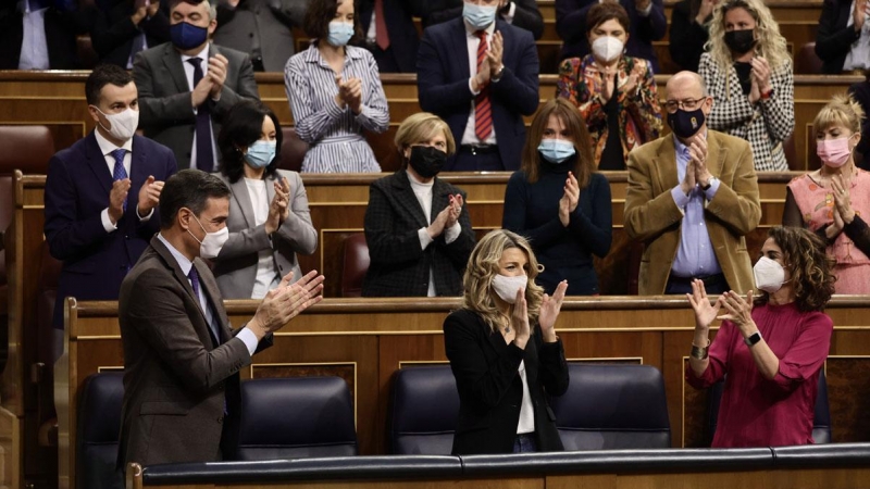 03/02/2022.- La ministra de Trabajo, Yolanda Díaz, es aplaudida por la bancada socialista tras su intervención en el pleno del Congreso de este jueves. Eduardo Parra / Europa Press