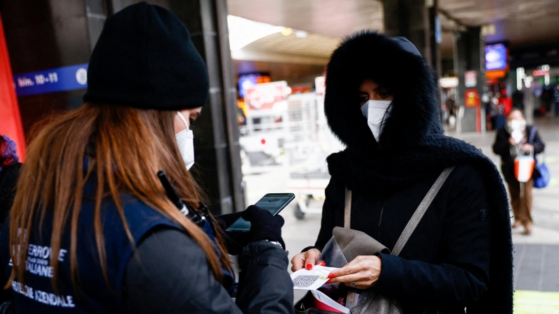 10/01/2022 Una persona muestra su certificado covid en la estación principal de trenes de Termini en Roma, Italia