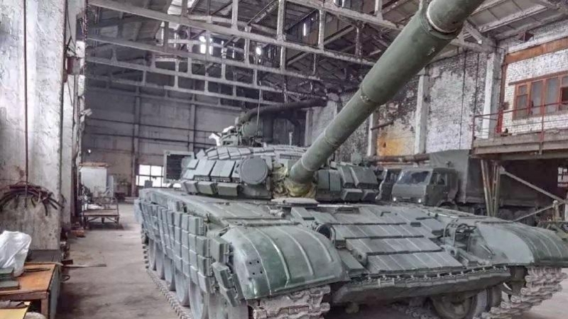 Tanque ruso T-72 en la prisión de Itzolyatsia