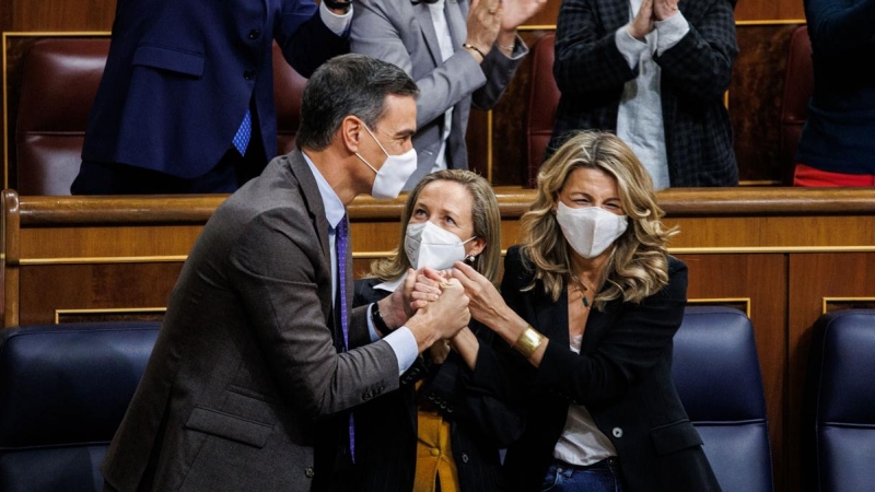 03/02/2022.- El presidente del Gobierno, Pedro Sánchez, la ministra de Economía, Nadia Calviño, la ministra de Trabajo, Yolanda Díaz, y la ministra de Hacienda, María Jesús Montero, en se abrazan para celebrar la convalidación de la reforma laboral. — Ale