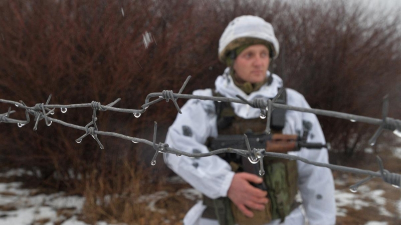 Un soldado ucraniano en posiciones de combate cerca del frente en los territorio prorrusos del país, en Horlivka, región de Donetsk, Ucrania, el 3 de febrero de 2022.