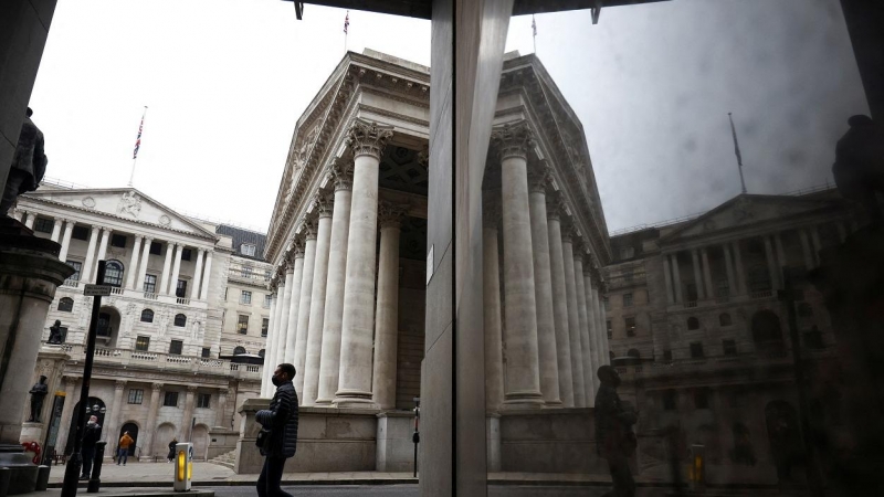 La sede del Banco de Inglaterra, en la City londinense, se refleja en un espejo. REUTERS/Henry Nicholls