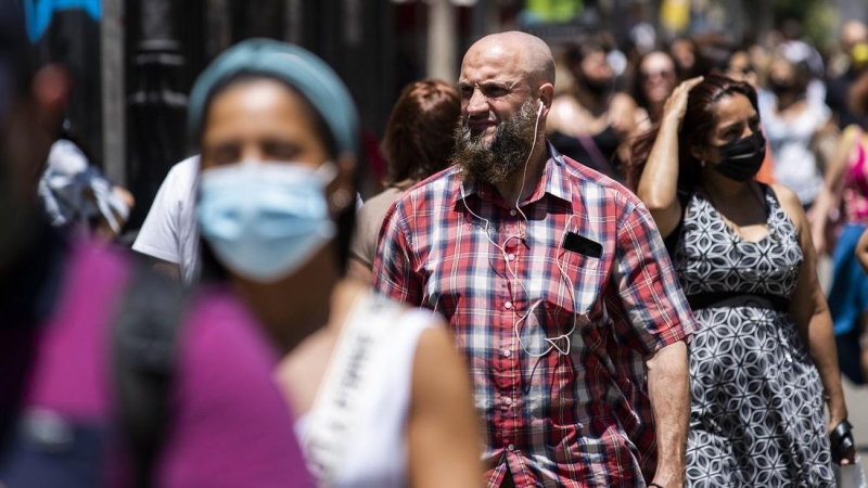 Un hombre pasea sin mascarilla por el centro de Madrid, durante el primer día en el que no es obligado el uso de la mascarilla en exteriores desde el inicio de la pandemia, a 26 de junio de 2021, en Madrid.