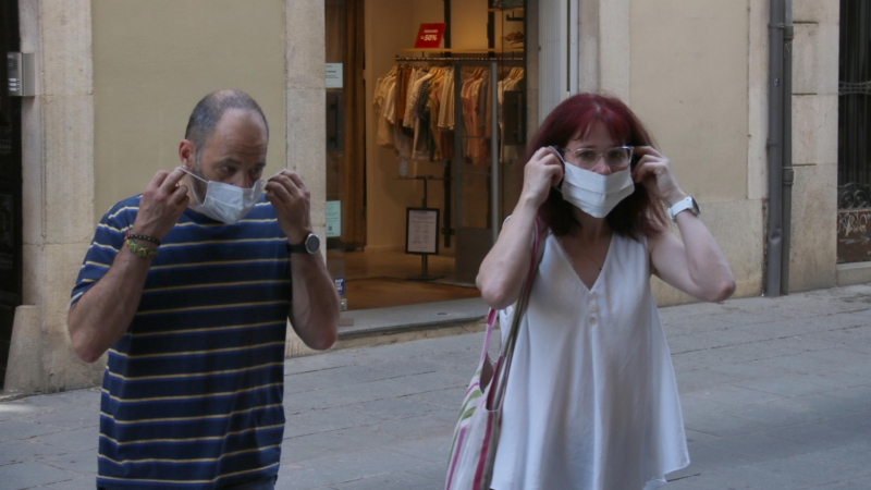 06/2021 - Dues persones amb mascareta a Girona, en una imatge de juny de 2021.