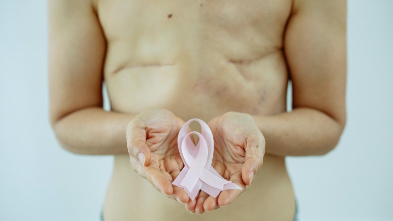 Imagen de archivo. Una mujer sostiene el lazo rosa, símbolo de la lucha contra el cáncer de mama.