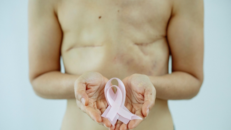 Imagen de archivo. Una mujer sostiene el lazo rosa, símbolo de la lucha contra el cáncer de mama.