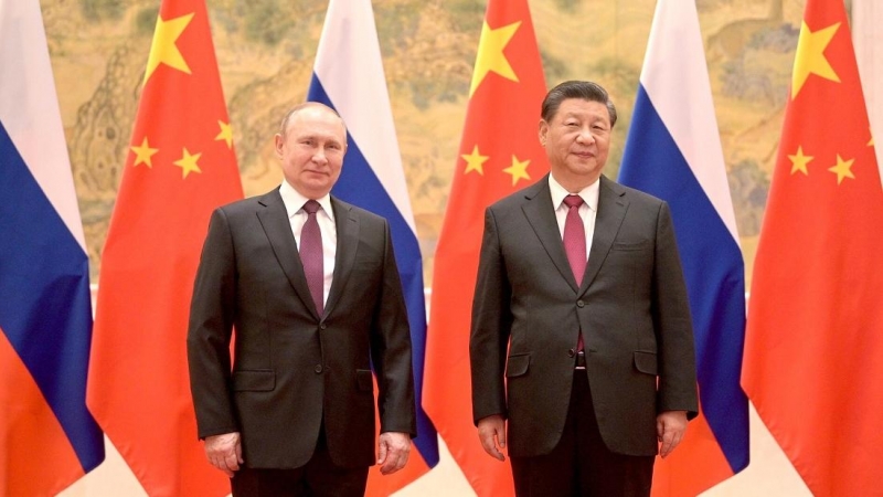 El presidente chino Xi Jinping recibe a su homólogo ruso Vladimir Putin antes de su reunión conjunta, a 4 de febrero de 2022.