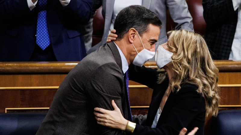 El presidente del Gobierno, Pedro Sánchez (d) y la ministra de Trabajo Yolanda Díaz se abrazan en la sesión plenaria del Congreso de los Diputados el pasado jueves.