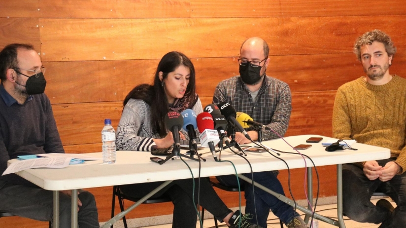 Representants de les famílies de l'escola Turó del Drac que han presentat la petició per personar-se a la causa com a implicats per frenar l'aplicació de cautelars en la decisió d'implantar un 25% de les classes en castellà en un grup de P5.