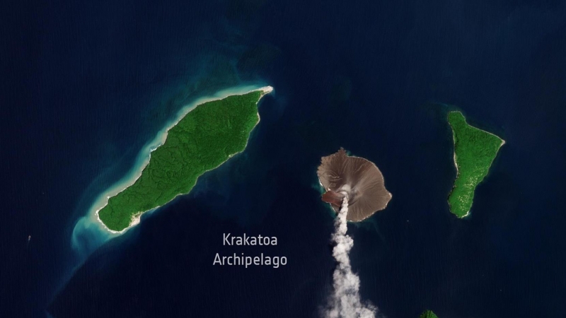 Una imagen satelital muestra una nueva erupción en el Anak Krakatoa.