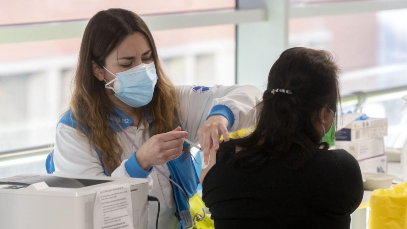 Una mujer recibe la tercera dosis de la vacuna contra el Covid-19, en el WiZink Center, a 20 de enero de 2022, en Madrid.