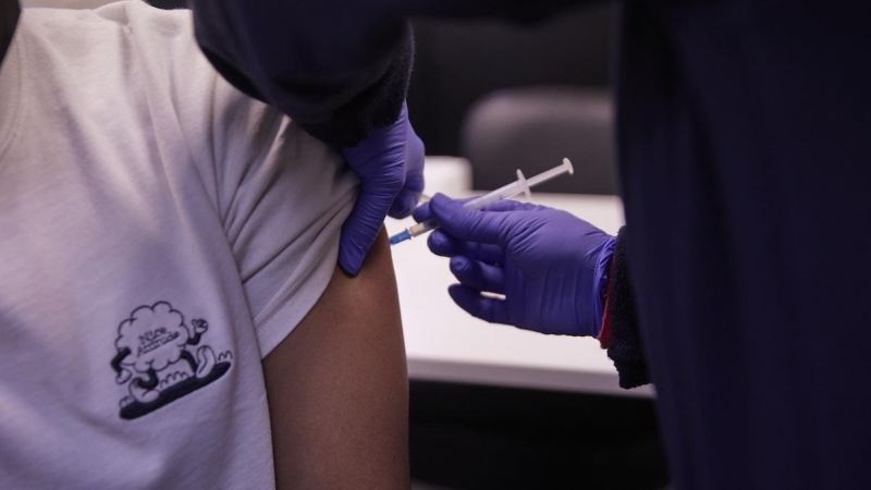 Detalle de una persona, de entre 18 y 29 años, recibiendo la tercera dosis de la vacuna contra el Covid-19, en el Centro de Salud Pavones, a 3 de febrero de 2022, en Madrid.
