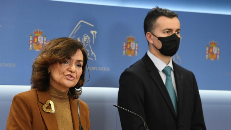 07/02/2022.- La diputada socialista Carmen Calvo y el portavoz del Grupo Socialista en el Congreso, Héctor Gómez, dan una rueda de prensa este lunes en la Cámara Baja para informar de la iniciativa del PSOE de registrar en el Congreso una proposición no d