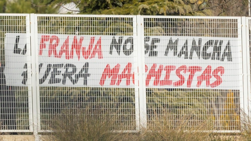 Vista de una pancarta que denuncia las declaraciones del entrenador, en el exterior de la Ciudad Deportiva Rayo Vallecano