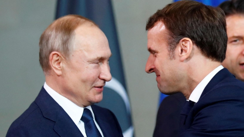 El presidente ruso Vladimir Putin le da la mano al presidente francés Emmanuel Macron durante la cumbre de Libia en Berlín, Alemania