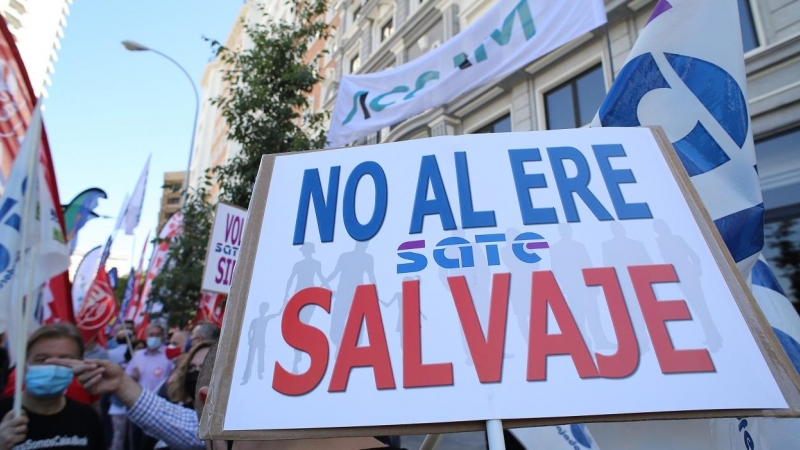 Concentración de trabajadores de Caixabank durante una de las jornadas de paros parciales convocadas para protestar por el ERE de la entidad, en junio de 2021, en Madrid. E.P./Cézaro De Luca