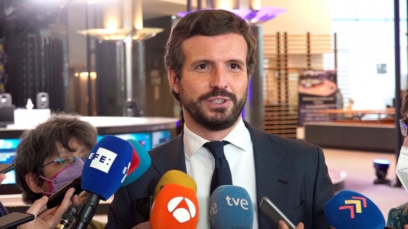 El presidente del PP, Pablo Casado, ofrece declaraciones a la prensa desde el Parlamento Europeo en Bruselas.