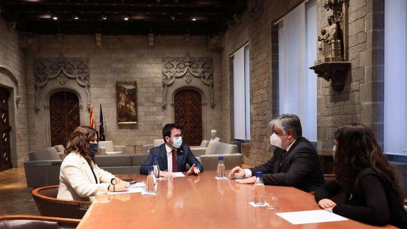 El president de la Generalitat, Pere Aragonès, acompanyat de la consellera de la Presidència, Laura Vilagrà, s’ha reunit amb el grup parlamentari de Junts per Catalunya, en el marc de la ronda de contactes amb partits polítics i entitats independentistes.