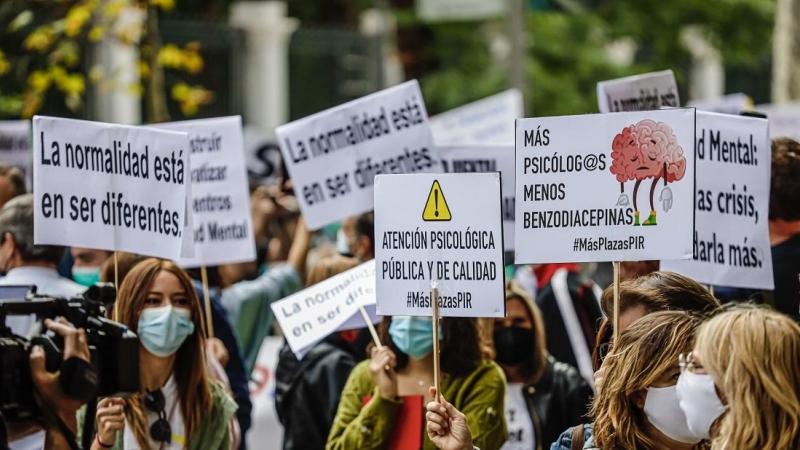 Varias personas sostienen diferentes pancartas en una marcha con motivo del Día Mundial de la Salud Mental, a 10 de octubre de 2021, en Madrid.