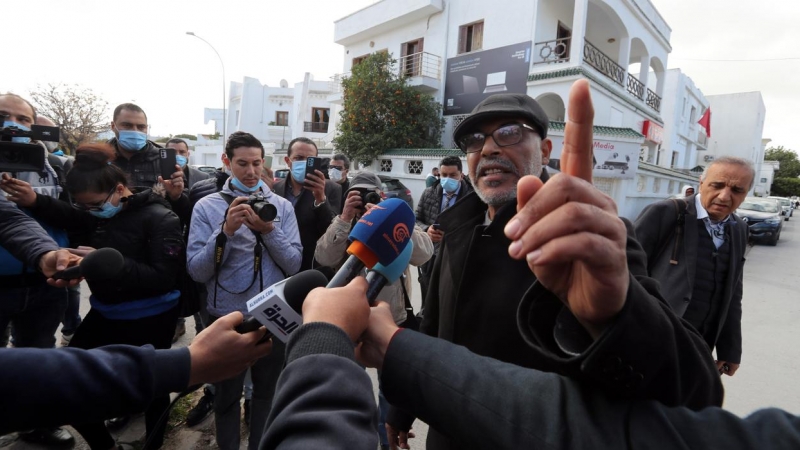 07/02/2022 El miembro del Consejo Judicial Supremo de Túnez Ali Ben Mansour habla con los medios de comunicación a la salida de la sede cerrada