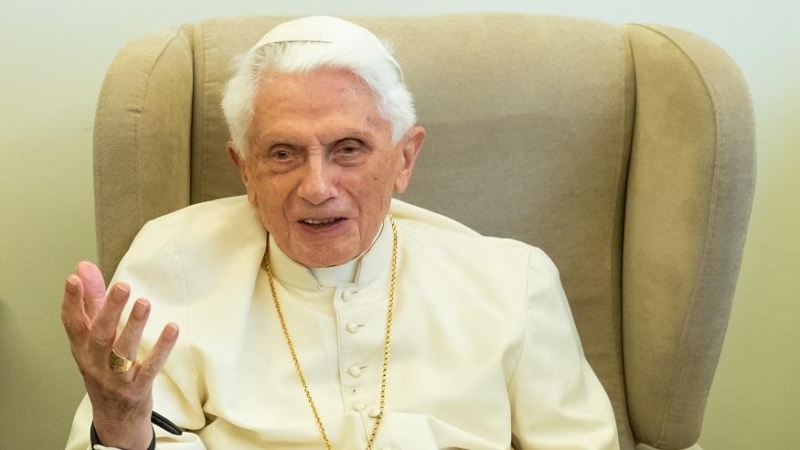 8/2/22-El Papa emérito Benedicto XVI durante una reunión con el Ministro Presidente de Baviera, Markus Soeder (01/06/2018), en el Vaticano.