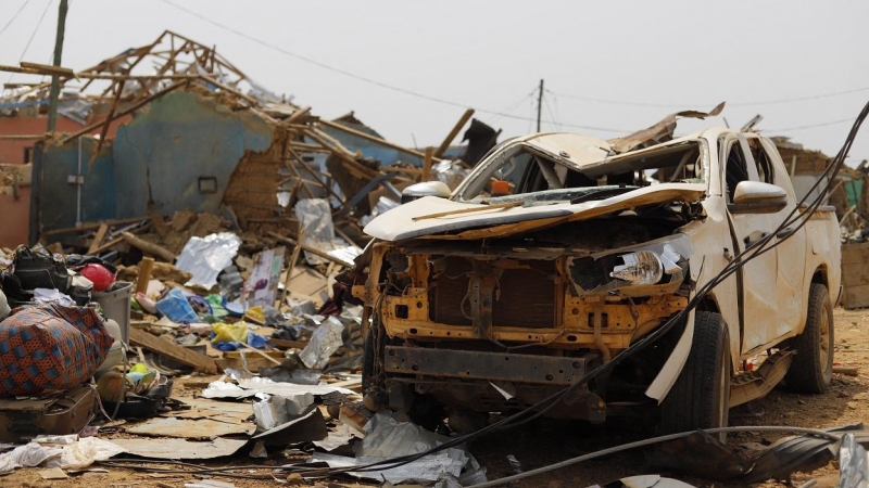Imágenes de los daños producidos en un vehículo y en varios edificios por la explosión de un vehículo que transportaba explosivos mineros, en una carretera en Apiate, Ghana, el 21 de enero de 2022, y que provocó la  muerte de al menos a 13 personas e hiri