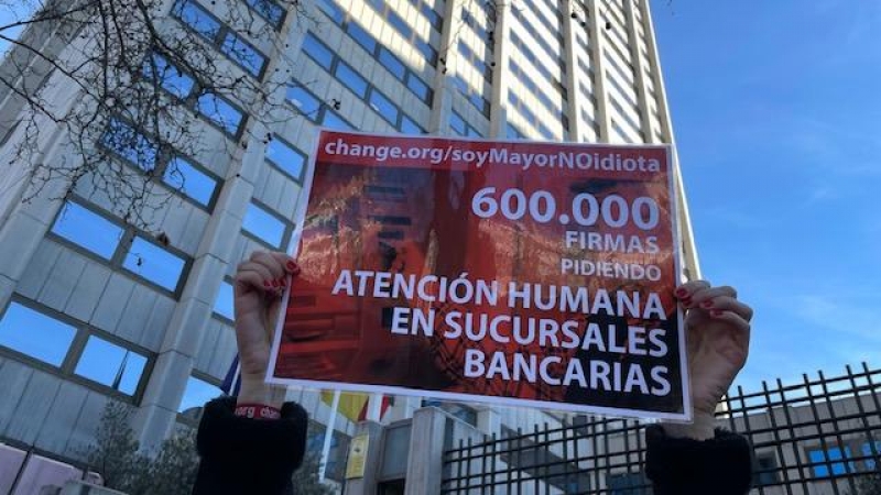 Imagen del cartel que lucía la caja de Carlos San Juan con las más de 600.000 firmas por una banca no excluyente.