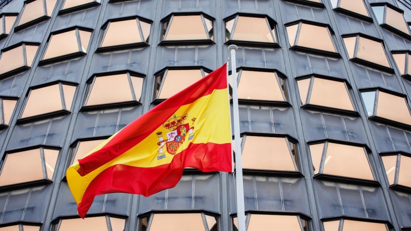 Bandera de España en el Tribunal Constitucional el día en que toman posesión de su cargo los nuevos magistrados del TC, en la sede del Tribunal Constitucional, a 18 de noviembre de 2021, en Madrid.