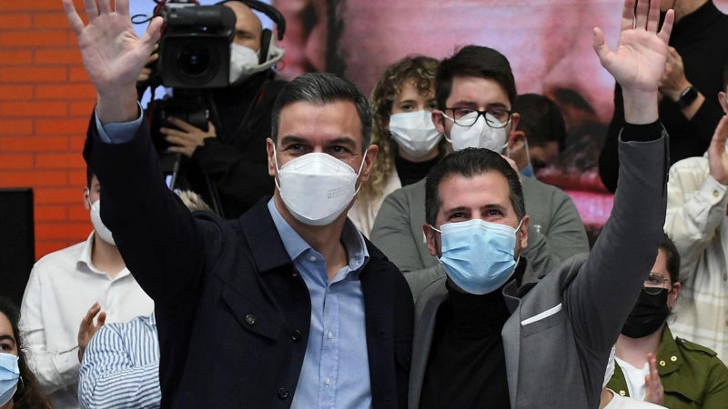 El presidente del Gobierno Pedro Sánchez (i) junto con el candidato del PSOE a la presidencia de la Junta de Castilla y León, Luis Tudanca (d), el pasado domingo en León.