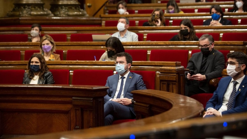 El presidente de la Generalitat, Pere Aragonés, y la consellera de la Presidencia, Laura Vilagrà, en un pleno en el Parlament, a 3 de febrero de 2022, en Barcelona.