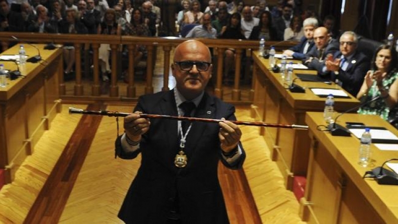 José Manuel Baltar Blanco, del PP, con el simbólico bastón de mando, el dia de su reelección como presidente de la Diputación Provincial de Ourense. E.P./Rosa Veiga