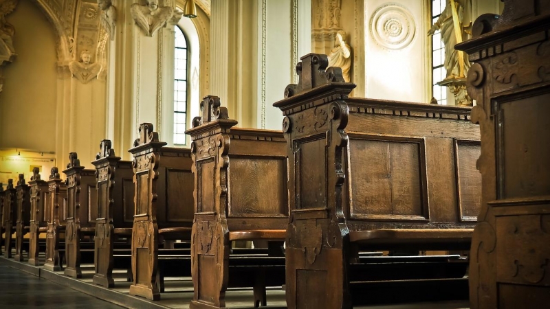 Varias filas de bancas en una iglesia