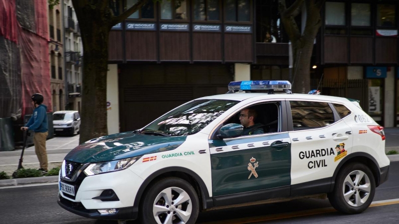 Un coche de la Guardia Civil patrulla las calles durante el día 54 del estado de alarma en Pamplona, a 7 de mayo de 2020.